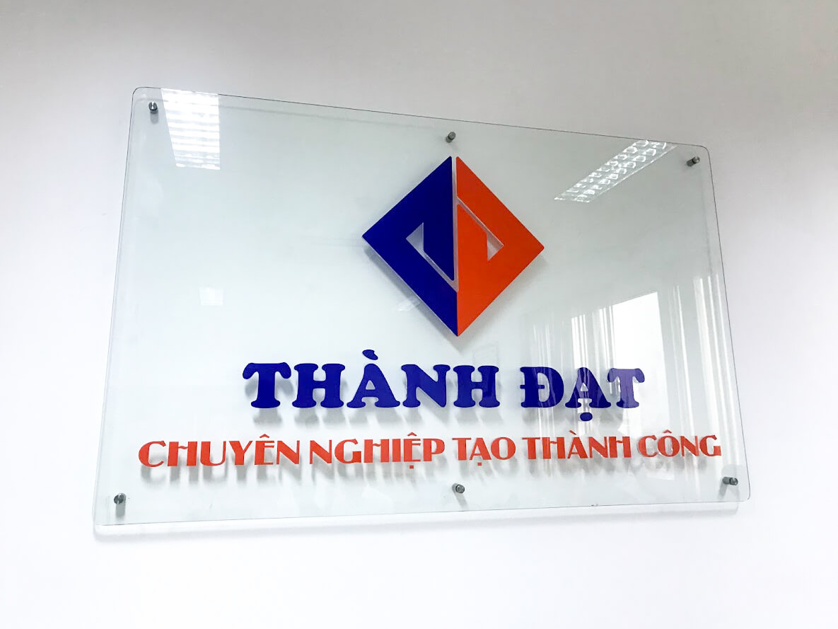 logo quầy lễ tân bằng mika